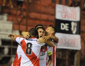 Regional Amateur: Guaraní goleó a Comunicaciones y está en cuartos
