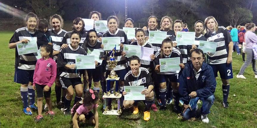 Fútbol femenino con la Copa Misiones